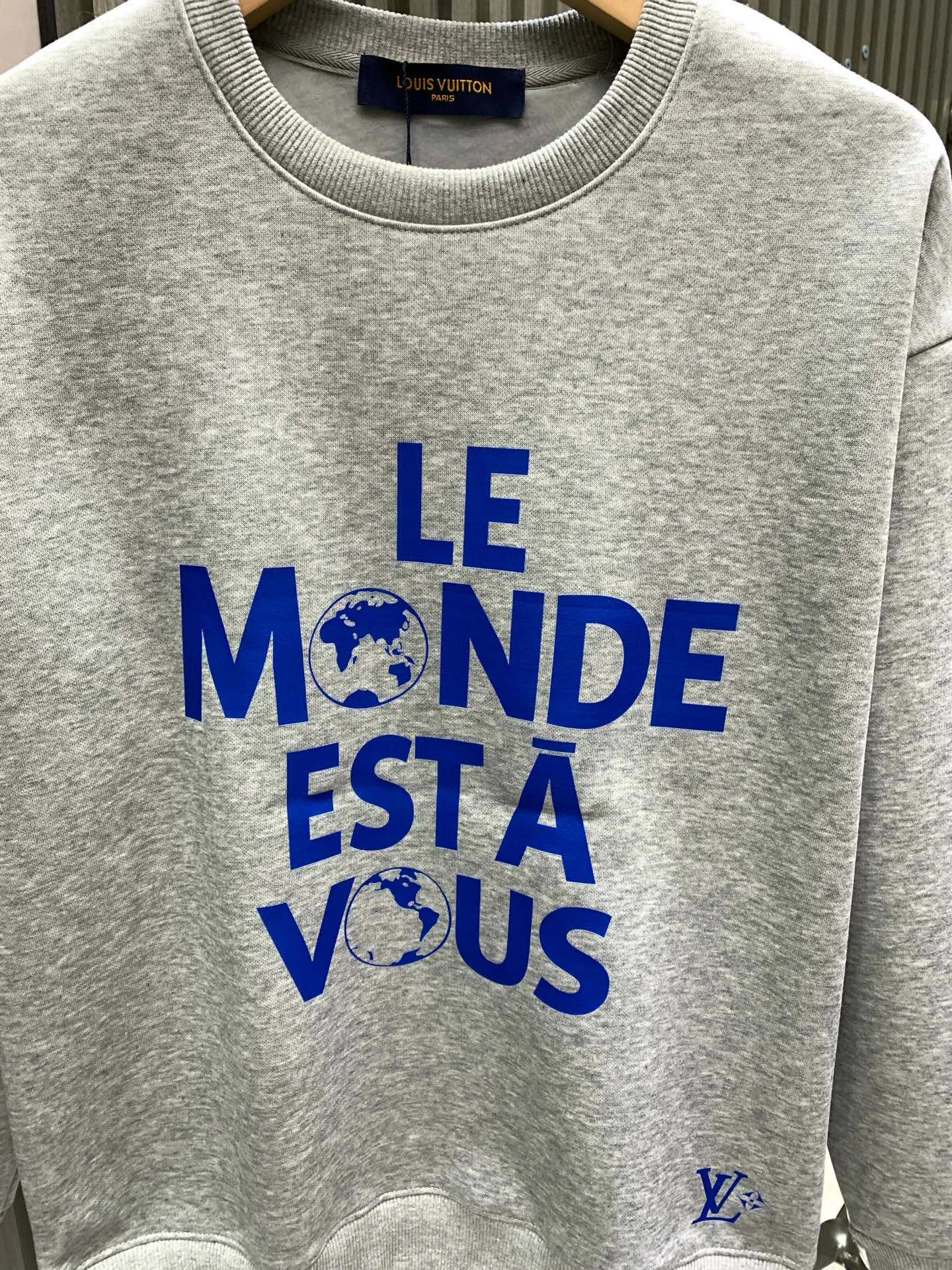 🅿️250 🀄️ Louis Vuitton Louis Vuitton 1*V25SS autumn and winter unisex round neck long-sleeved sweatshirt 400g pure cotton➕silver fox velvet Versatile for commuting Not only does the style need to be simple, but more importantly, its fabric texture can conquer the public and become a hot item. Made of cotton for customers, with a close and skin-friendly touch. Secondly, the stiffness and drape are quite good. Once you get the real thing, you will have an unlimited desire to repurchase it.